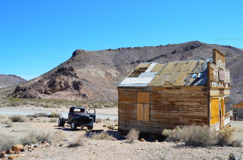 Shack and old car in Rhyolite ghost town